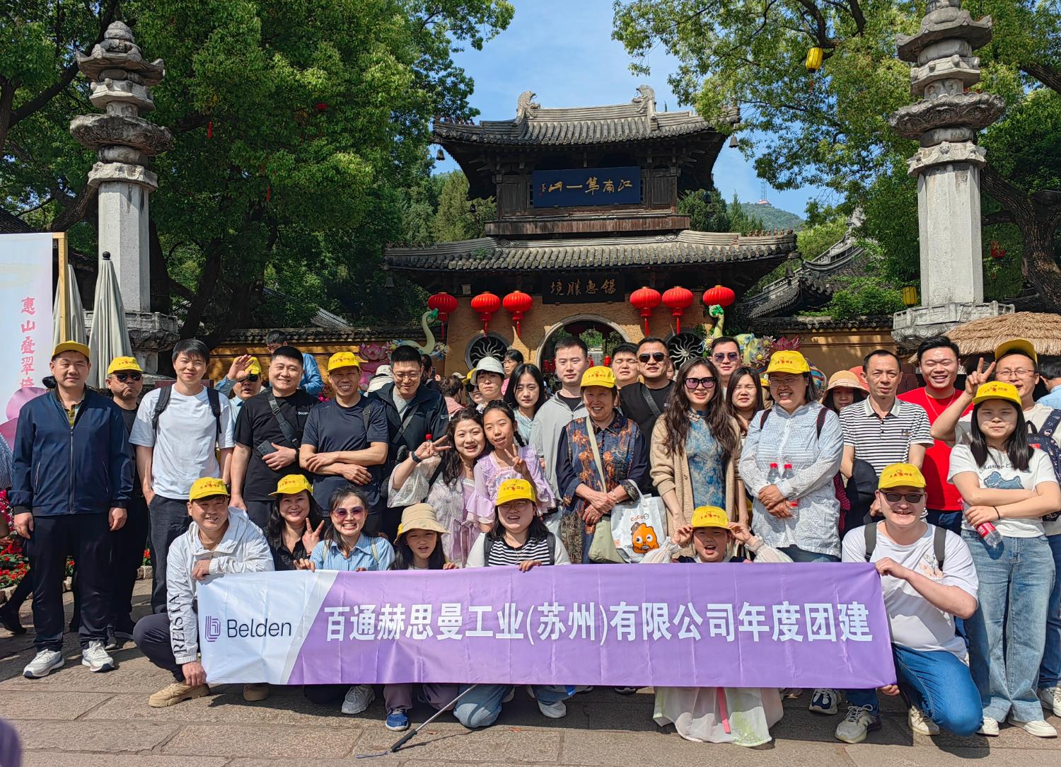 Group from Suzhou, China gathered for annual team building and visited Wuxi Huishan Ancient Town and Nianhua Bay